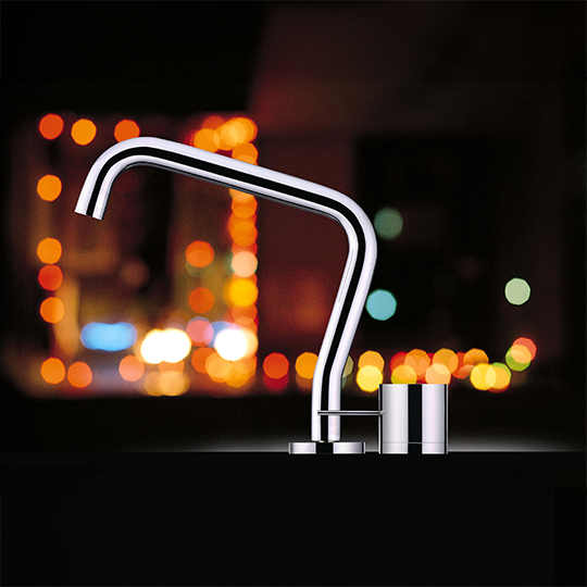 Single-Handle Kitchen Faucet thumbnail 4